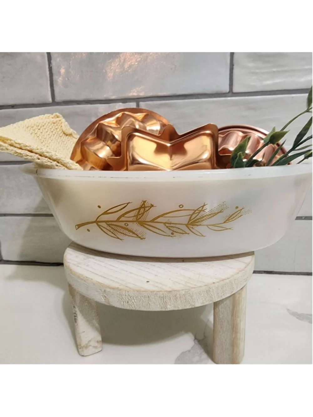 GlasBake Vignette. Includes 1-qt casserol, 3 copper-toned molds, Pot Holders